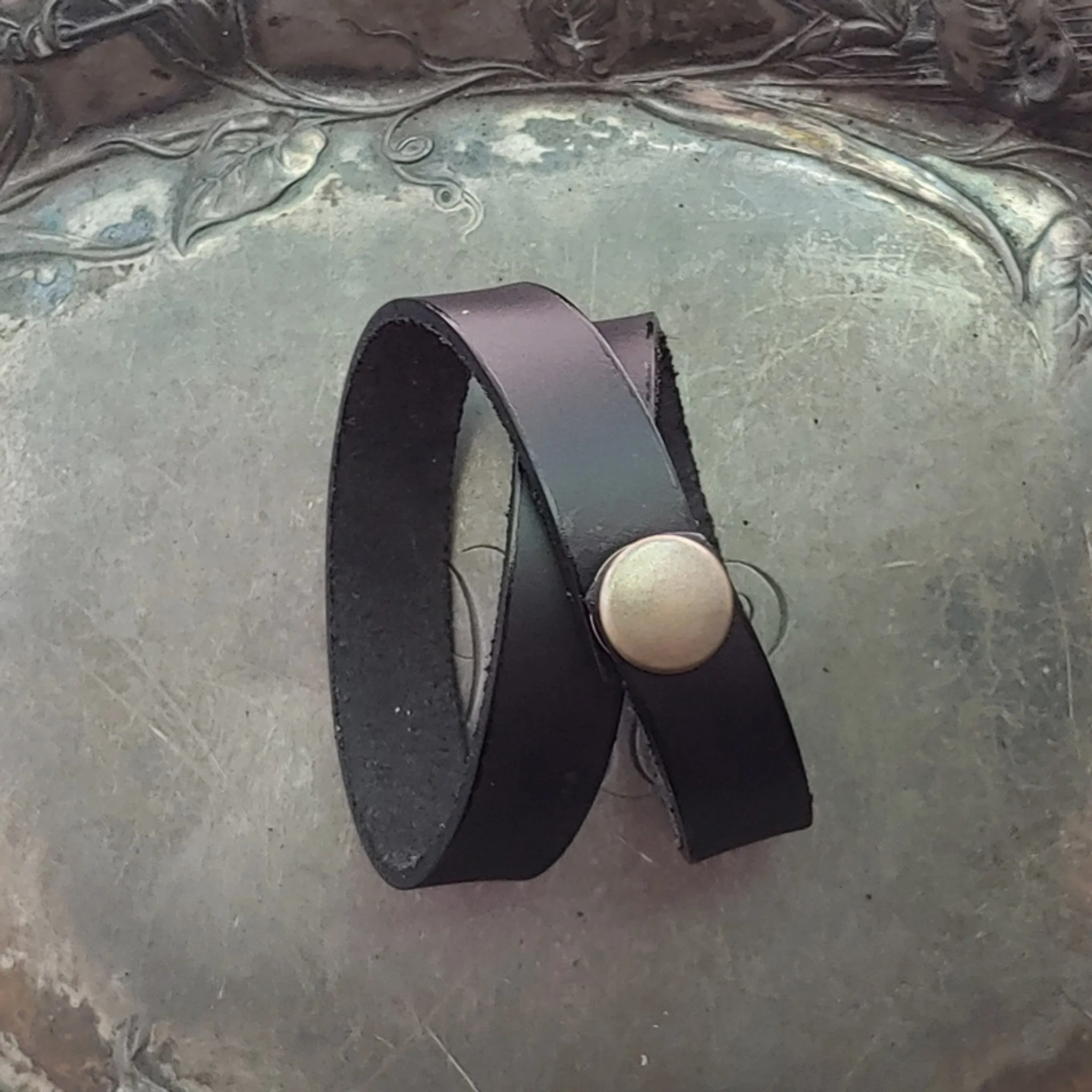 Jul Simple Snap Shawl Cuff/Choker